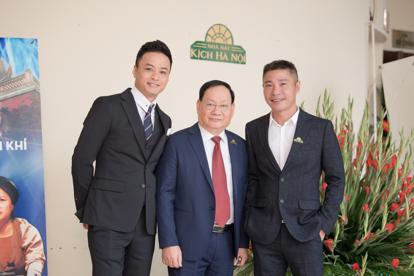 NSND Trần Hạnh được dìu lên sân khấu vinh danh dịp 60 năm nhà hát kịch Hà Nội ảnh 7