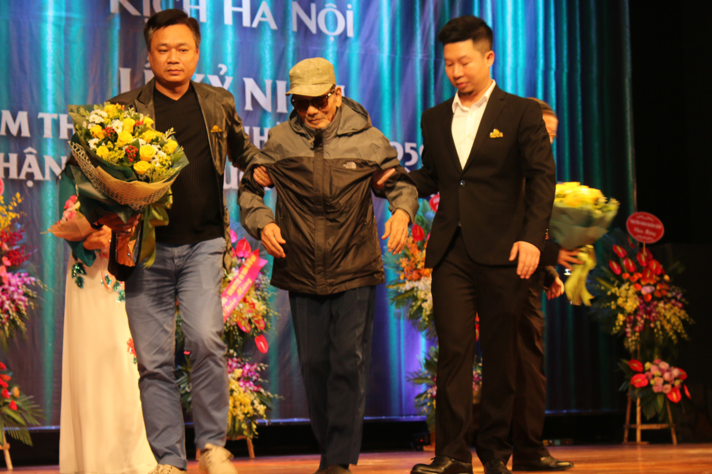 NSND Trần Hạnh được dìu lên sân khấu vinh danh dịp 60 năm nhà hát kịch Hà Nội ảnh 3