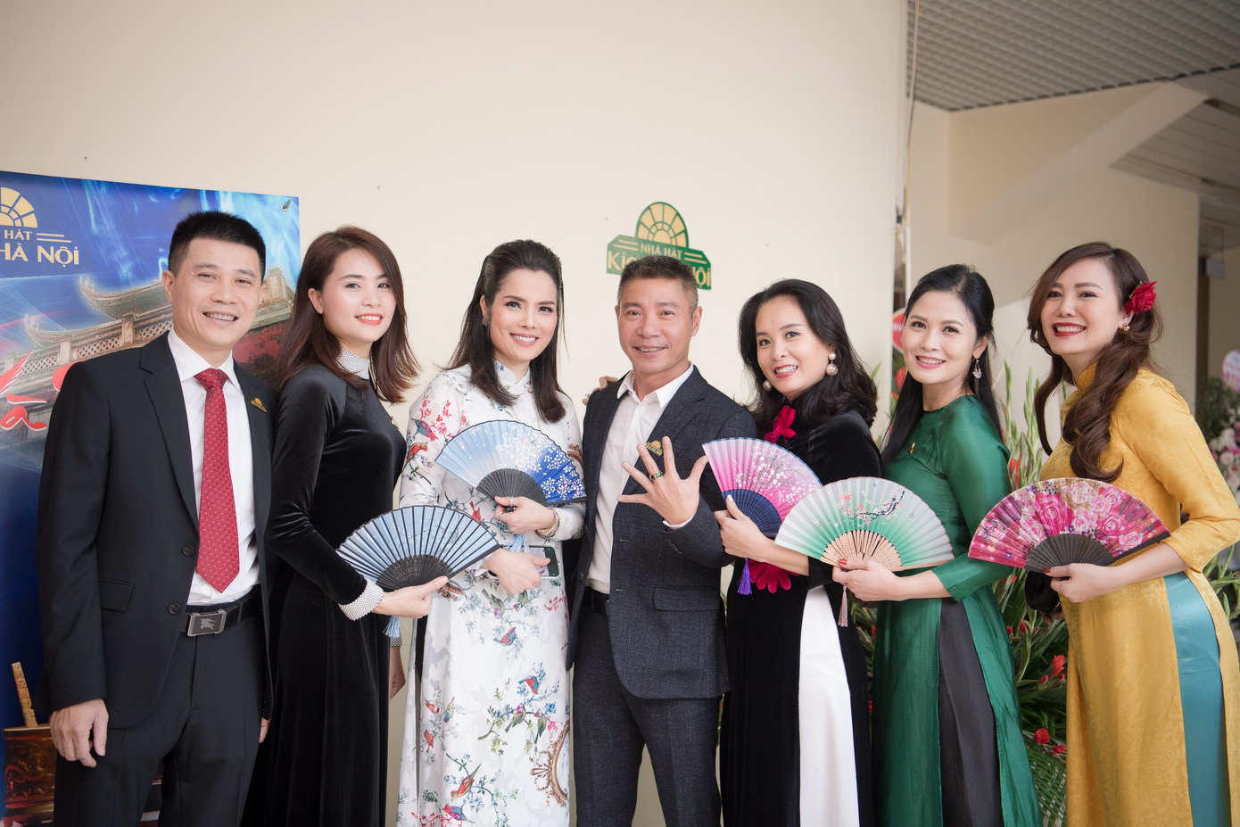 NSND Trần Hạnh được dìu lên sân khấu vinh danh dịp 60 năm nhà hát kịch Hà Nội ảnh 5