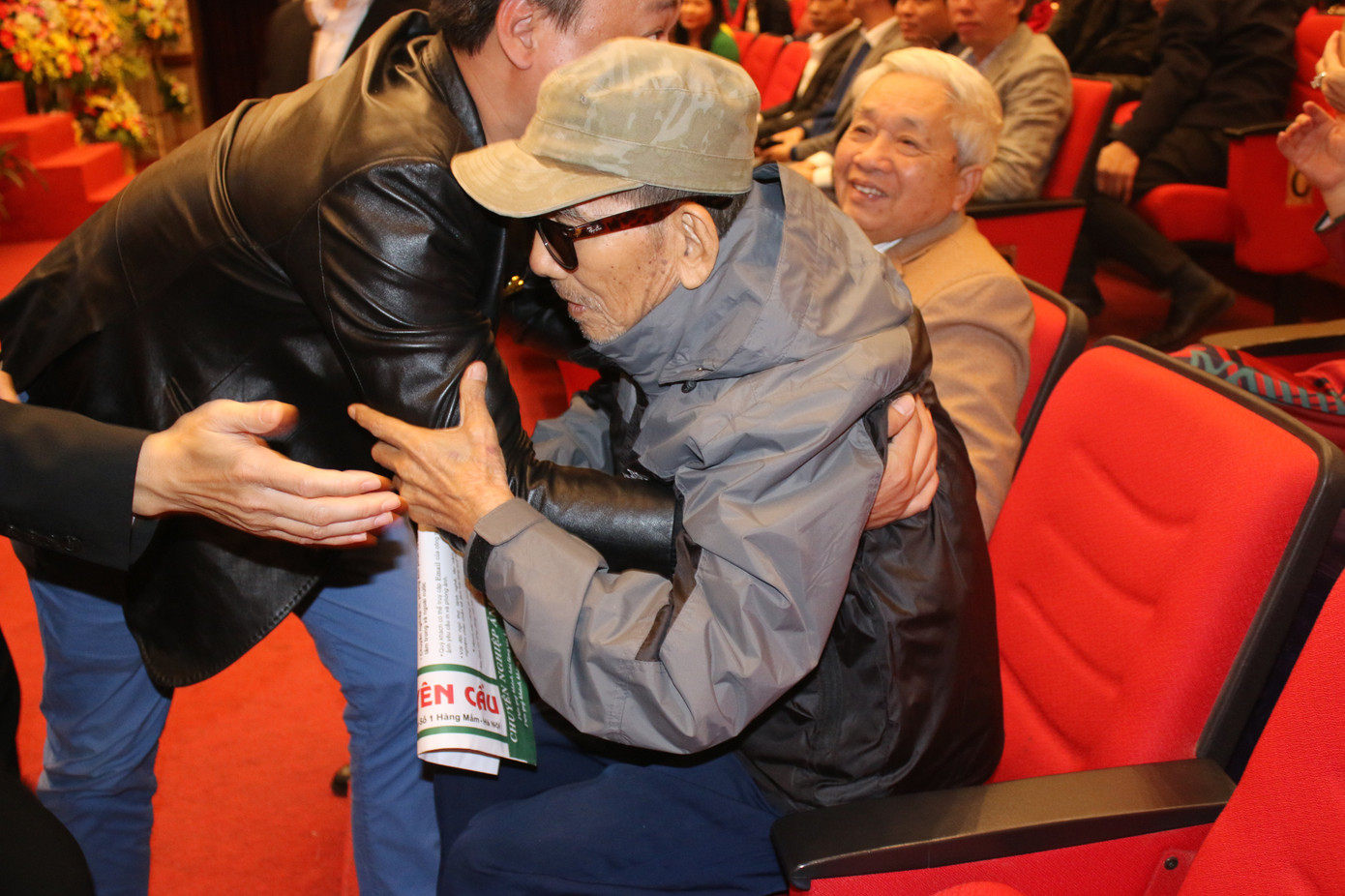 NSND Trần Hạnh được dìu lên sân khấu vinh danh dịp 60 năm nhà hát kịch Hà Nội ảnh 1