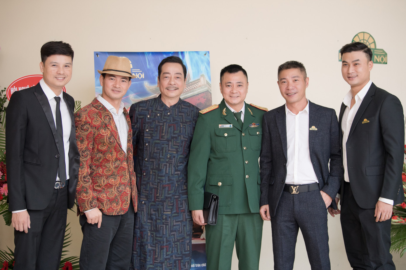 NSND Trần Hạnh được dìu lên sân khấu vinh danh dịp 60 năm nhà hát kịch Hà Nội ảnh 6