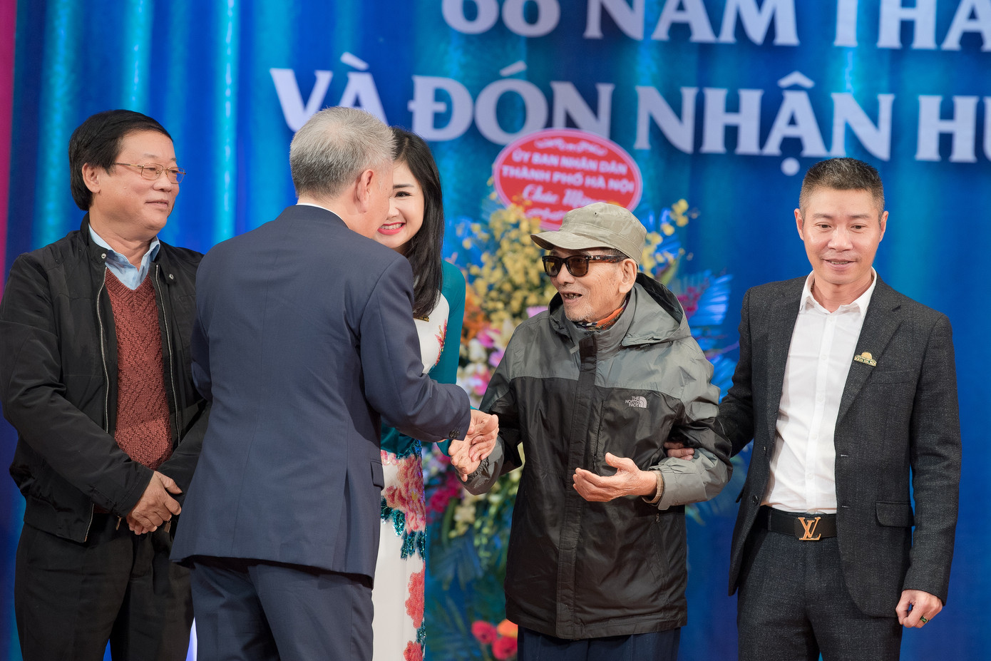 NSND Trần Hạnh được dìu lên sân khấu vinh danh dịp 60 năm nhà hát kịch Hà Nội ảnh 2