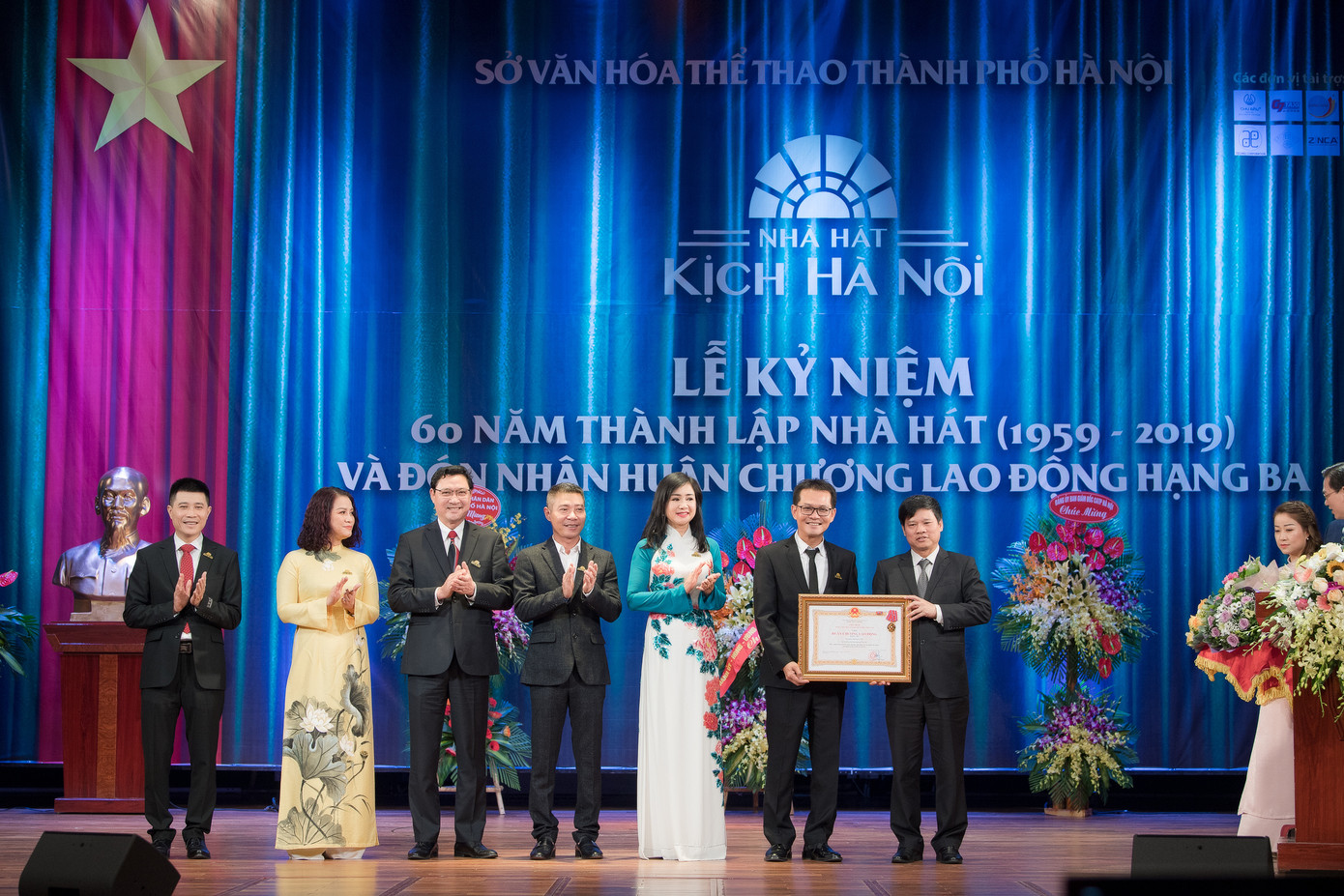 NSND Trần Hạnh được dìu lên sân khấu vinh danh dịp 60 năm nhà hát kịch Hà Nội ảnh 4