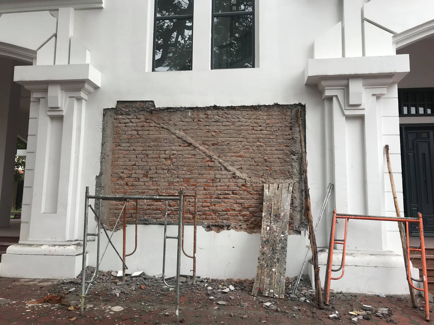 Gỡ bức phù điêu gây tranh cãi có hình hiệu trưởng trường ĐH Mỹ thuật ảnh 1