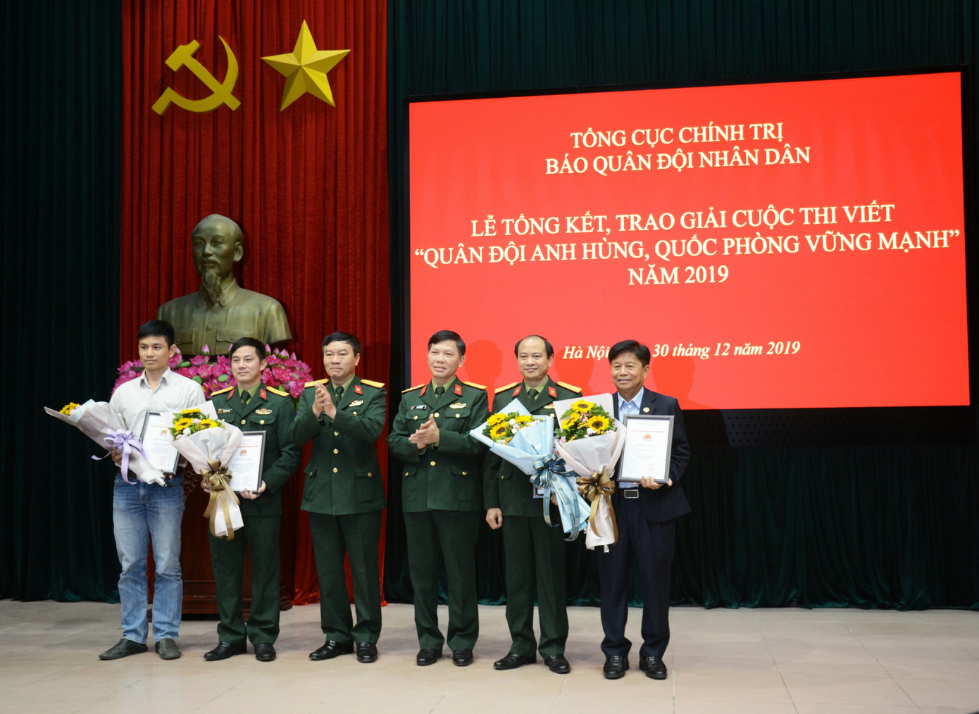 Các tác giả nhận giải Ba Nhà văn Đỗ Bích Thúy giành giải thưởng thi viết về quân đội và quốc phòng ảnh 2