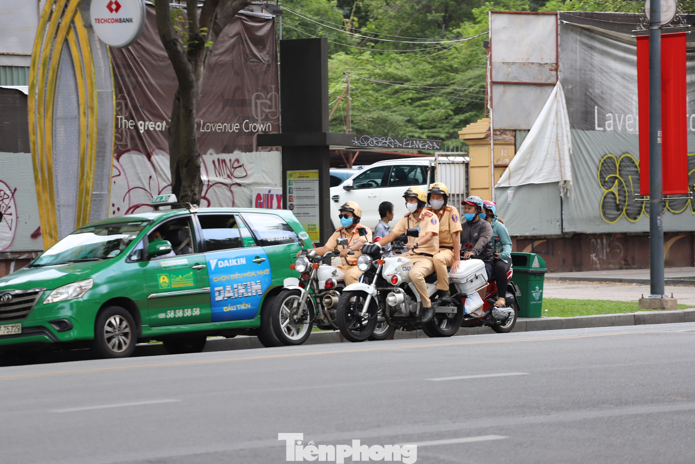 Người Sài Gòn ra phố che chắn kín mít chống chọi với nắng gắt tháng 5 ảnh 10