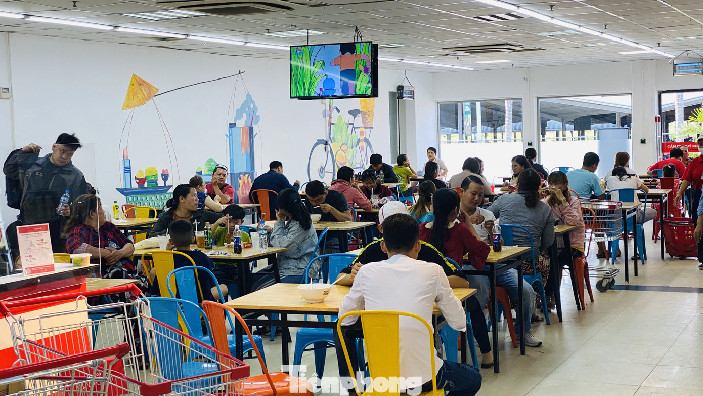 Người Sài Gòn ra phố che chắn kín mít chống chọi với nắng gắt tháng 5 ảnh 14