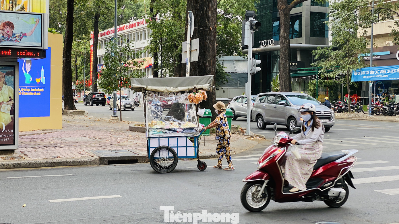 Người Sài Gòn ra phố che chắn kín mít chống chọi với nắng gắt tháng 5 ảnh 8