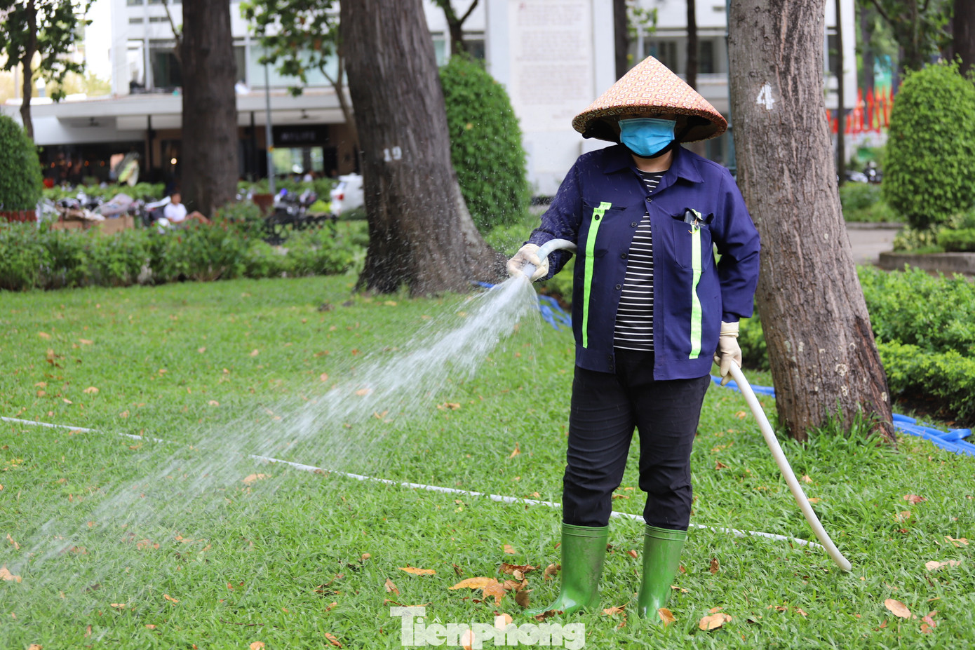 Người Sài Gòn ra phố che chắn kín mít chống chọi với nắng gắt tháng 5 ảnh 6