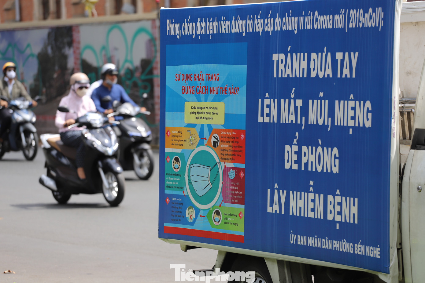 Người Sài Gòn ra phố che chắn kín mít chống chọi với nắng gắt tháng 5 ảnh 9