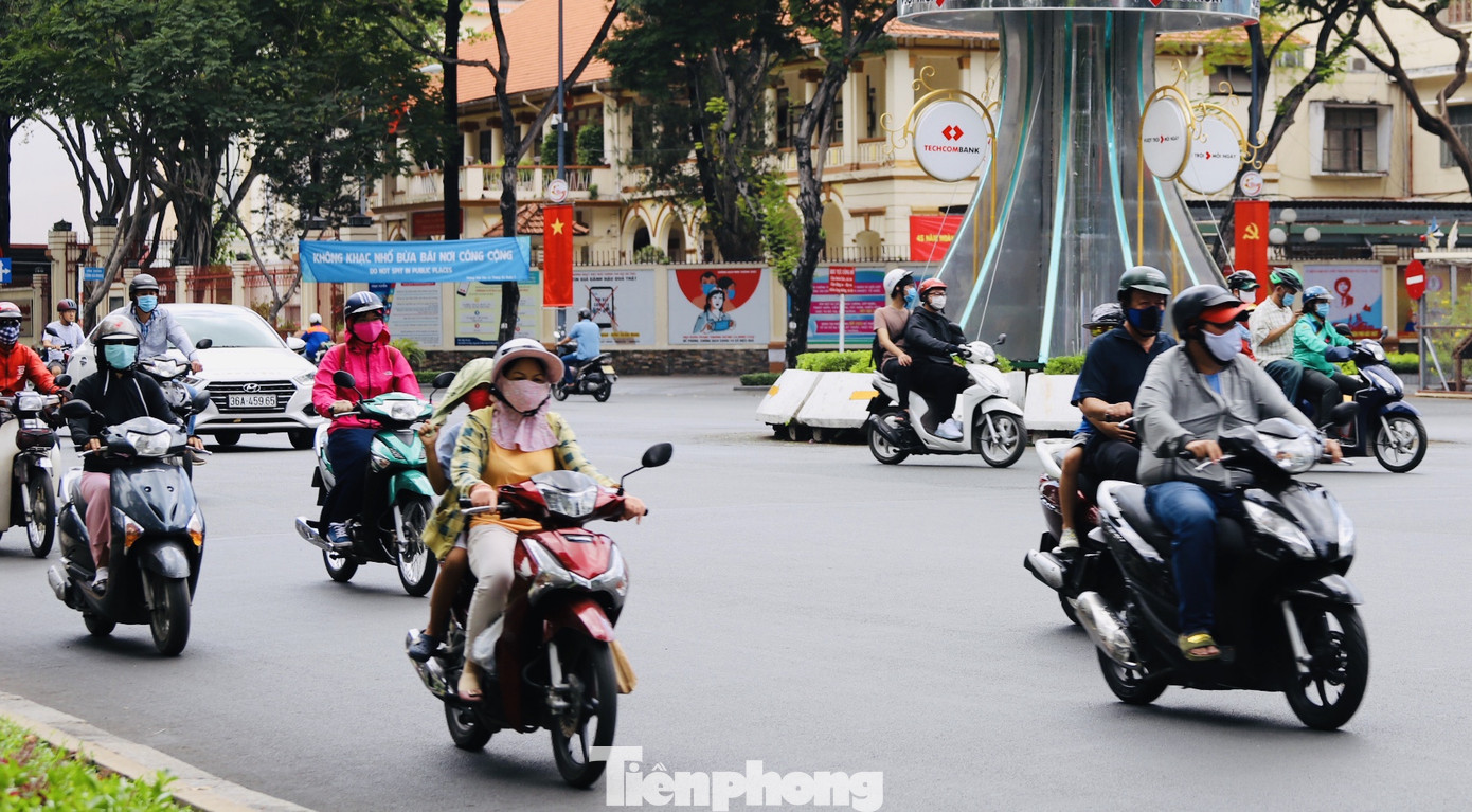 Người Sài Gòn ra phố che chắn kín mít chống chọi với nắng gắt tháng 5 ảnh 2