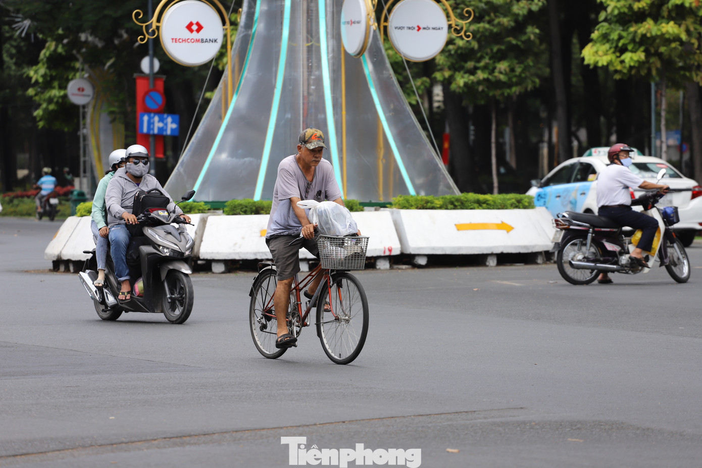 Người Sài Gòn ra phố che chắn kín mít chống chọi với nắng gắt tháng 5 ảnh 4