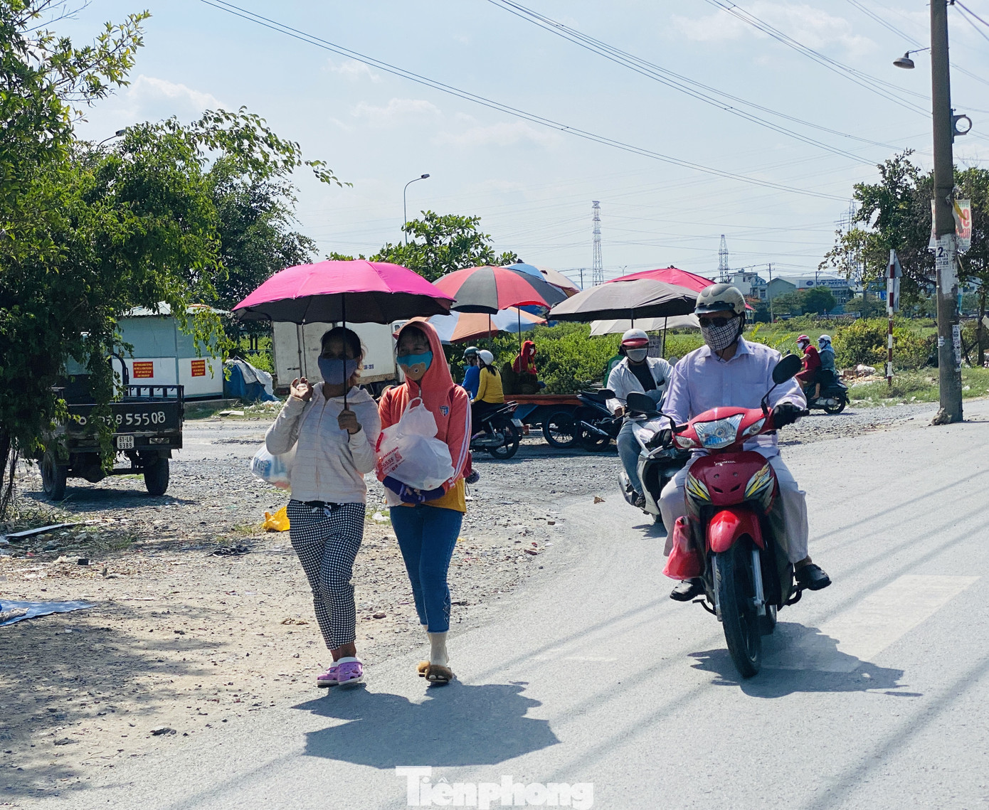 Người Sài Gòn ra phố che chắn kín mít chống chọi với nắng gắt tháng 5 ảnh 13