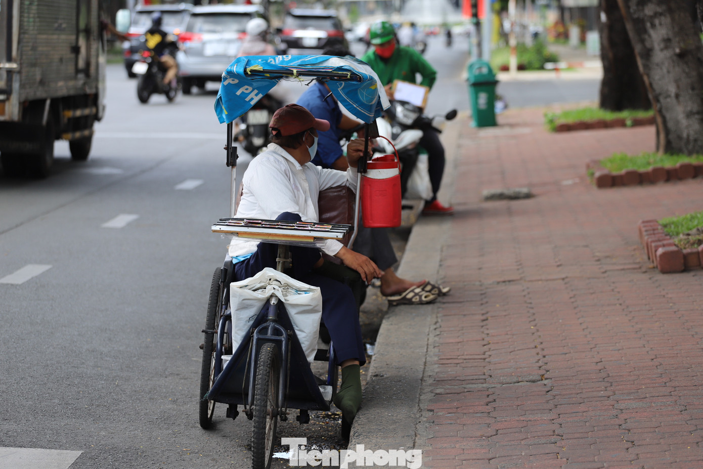 Người Sài Gòn ra phố che chắn kín mít chống chọi với nắng gắt tháng 5 ảnh 3