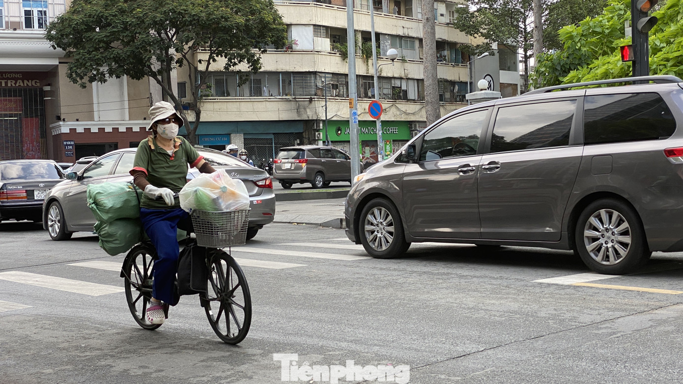 Người Sài Gòn ra phố che chắn kín mít chống chọi với nắng gắt tháng 5 ảnh 5