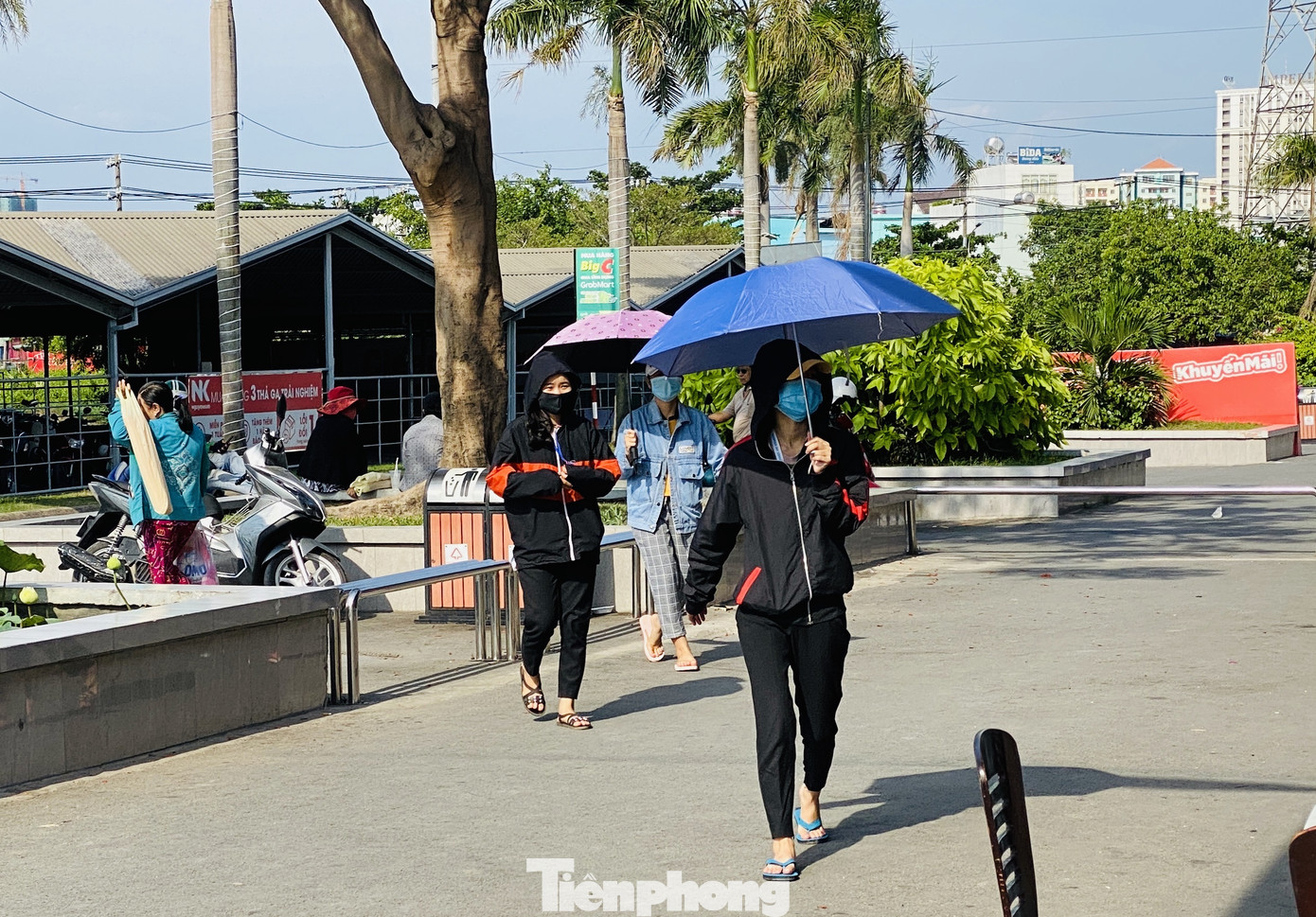 Người Sài Gòn ra phố che chắn kín mít chống chọi với nắng gắt tháng 5 ảnh 12
