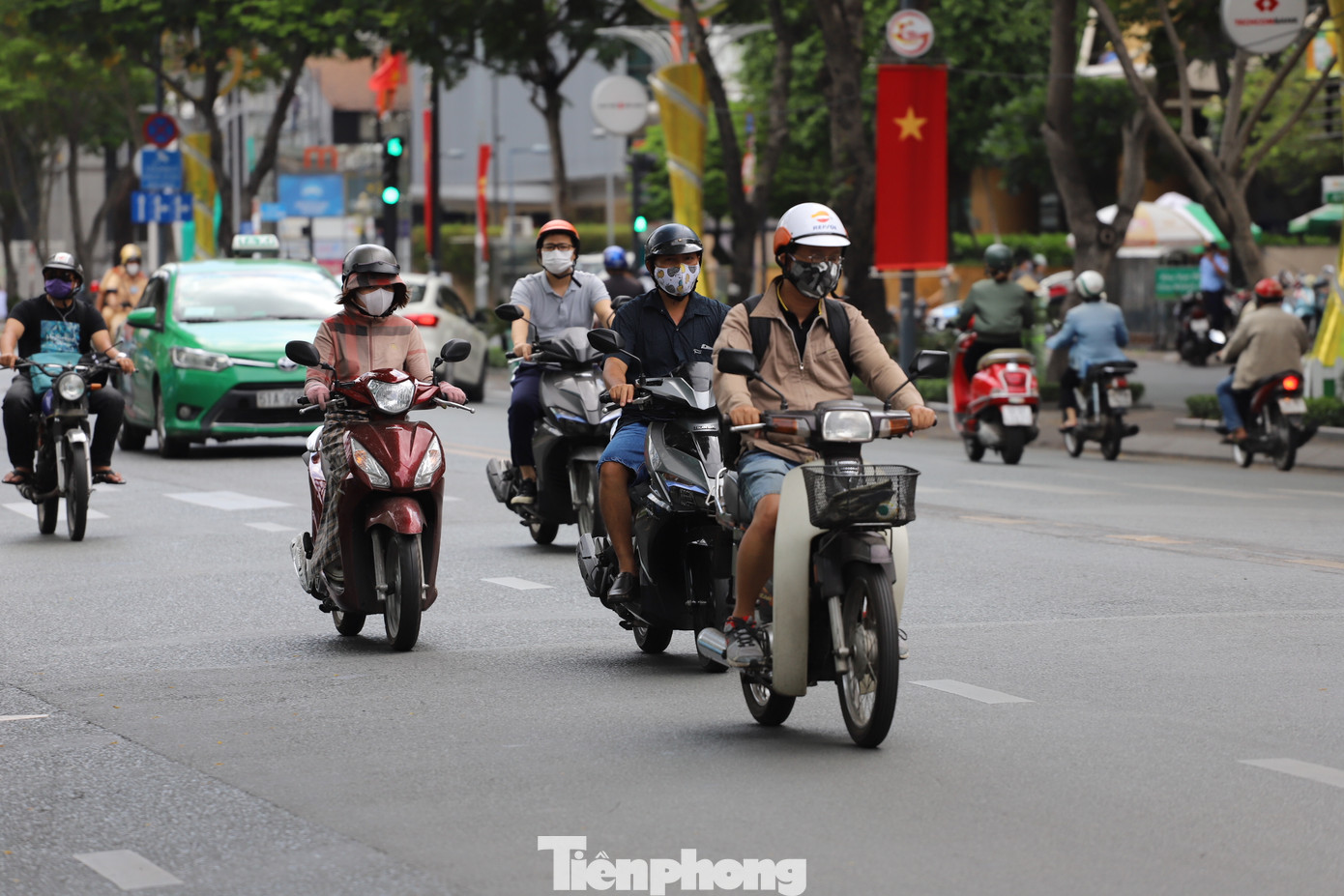 Người Sài Gòn ra phố che chắn kín mít chống chọi với nắng gắt tháng 5 ảnh 1