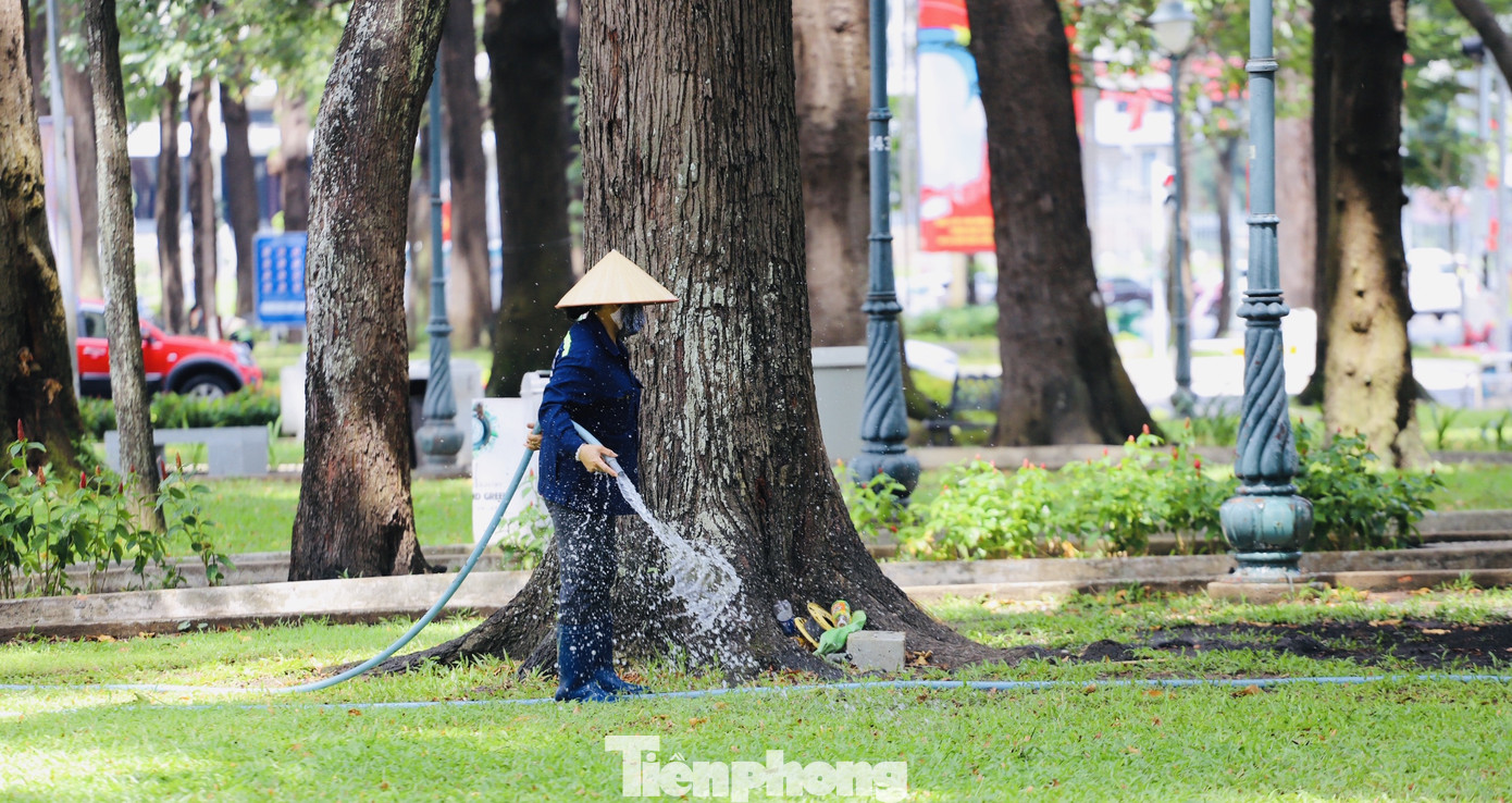 Người Sài Gòn ra phố che chắn kín mít chống chọi với nắng gắt tháng 5 ảnh 7