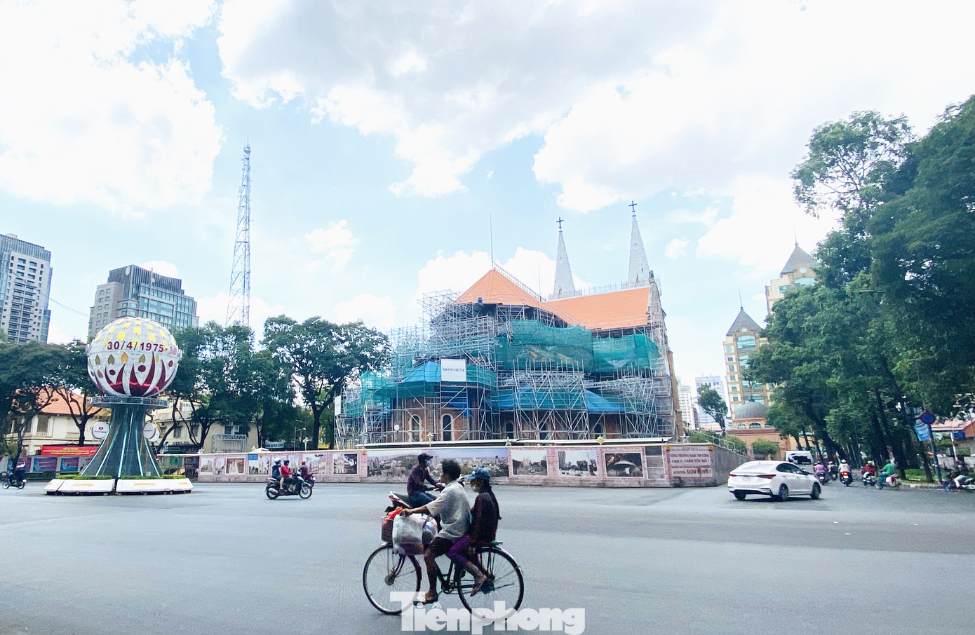 Sau gỡ bỏ giãn cách xã hội, người Sài Gòn dạo phố, chụp ảnh cuối tuần ảnh 1