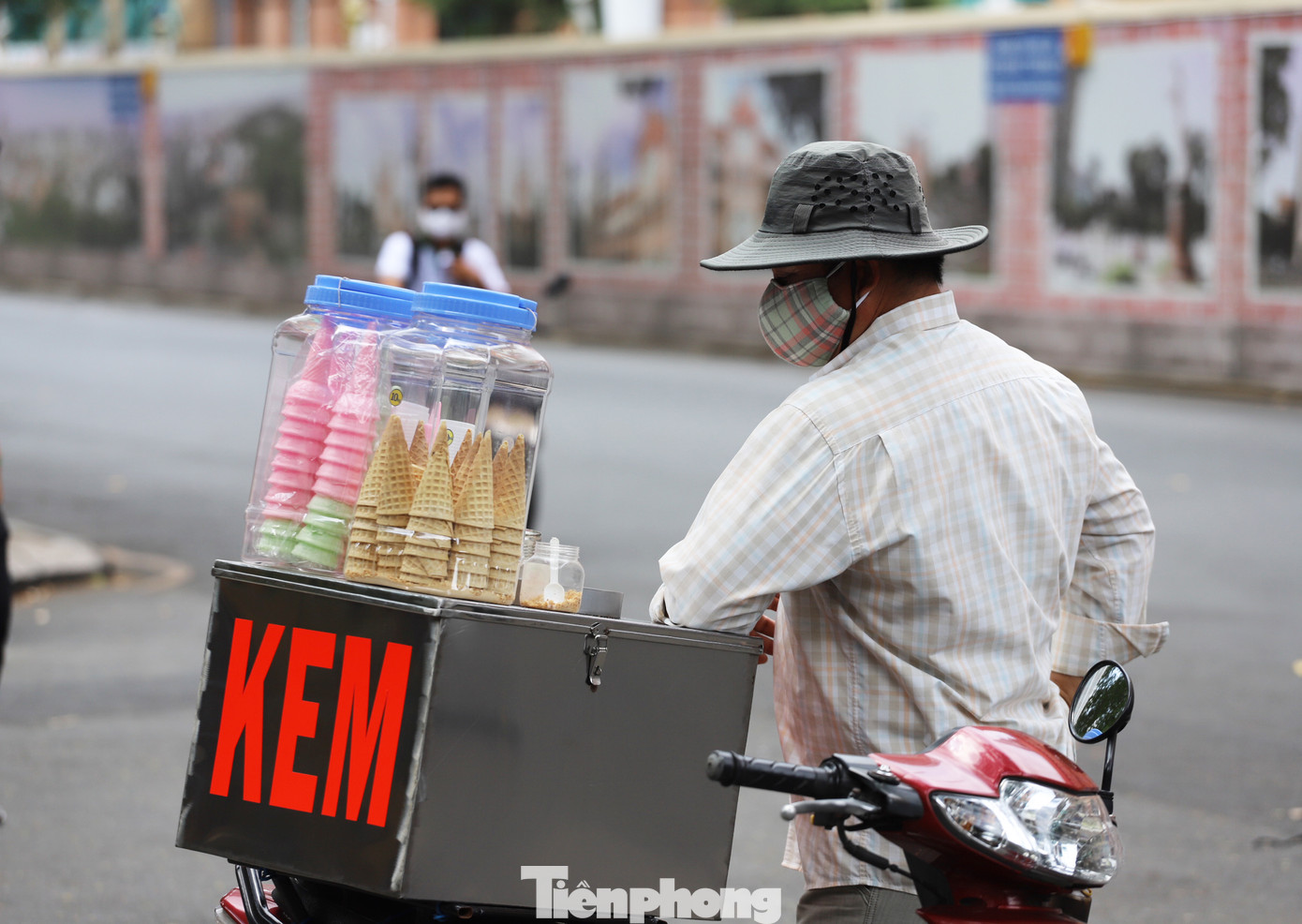 Sau gỡ bỏ giãn cách xã hội, người Sài Gòn dạo phố, chụp ảnh cuối tuần ảnh 13