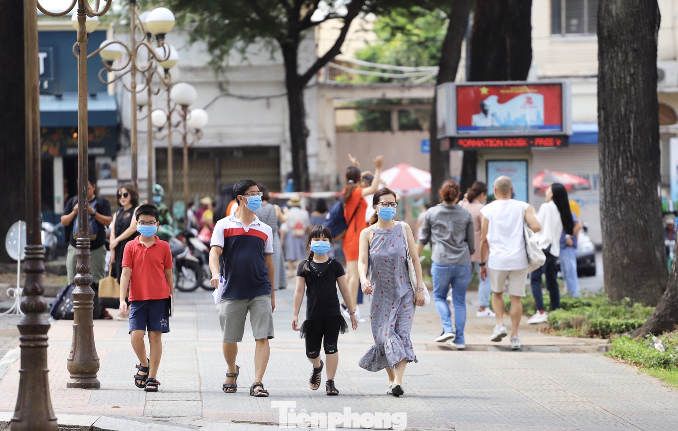 Sau gỡ bỏ giãn cách xã hội, người Sài Gòn dạo phố, chụp ảnh cuối tuần ảnh 20