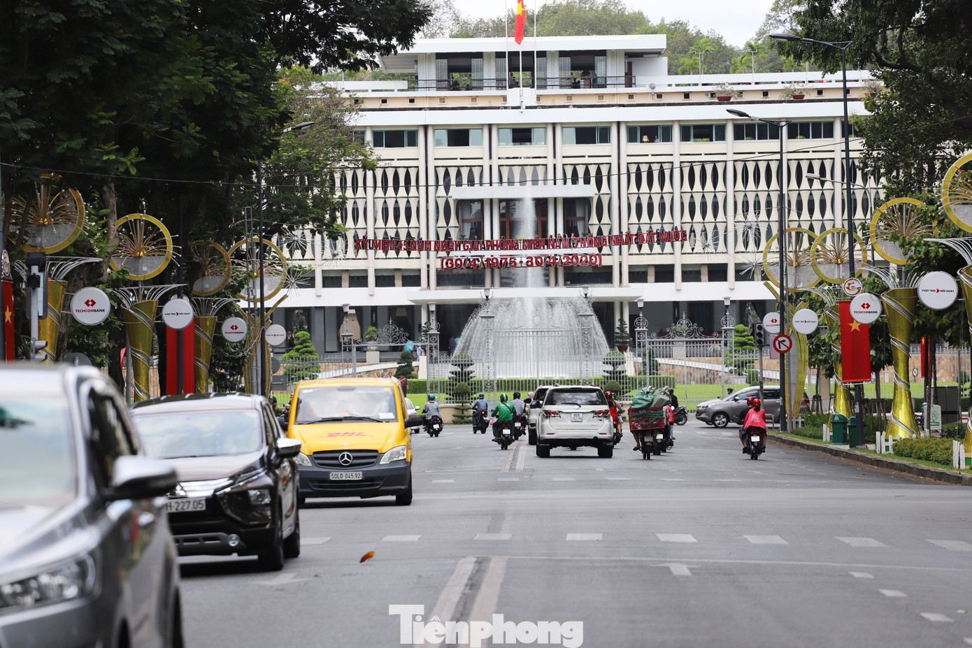 Sau gỡ bỏ giãn cách xã hội, người Sài Gòn dạo phố, chụp ảnh cuối tuần ảnh 3