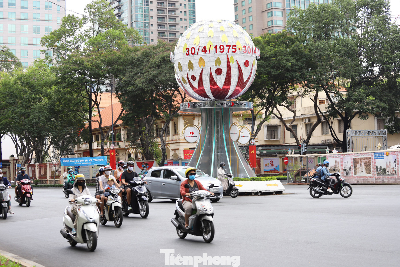 Sau gỡ bỏ giãn cách xã hội, người Sài Gòn dạo phố, chụp ảnh cuối tuần ảnh 2