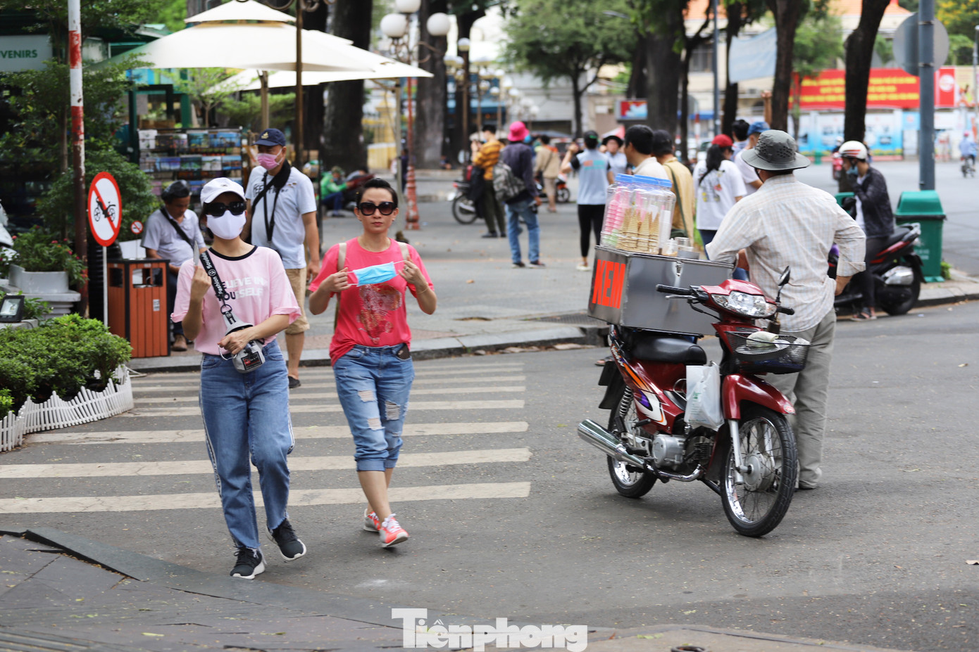 Sau gỡ bỏ giãn cách xã hội, người Sài Gòn dạo phố, chụp ảnh cuối tuần ảnh 12