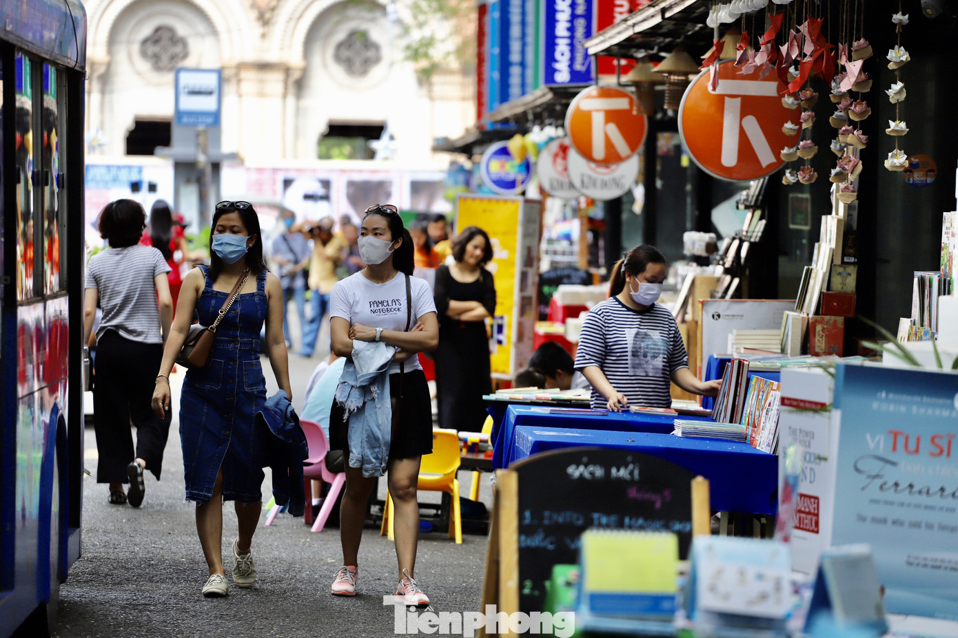 Sau gỡ bỏ giãn cách xã hội, người Sài Gòn dạo phố, chụp ảnh cuối tuần ảnh 21