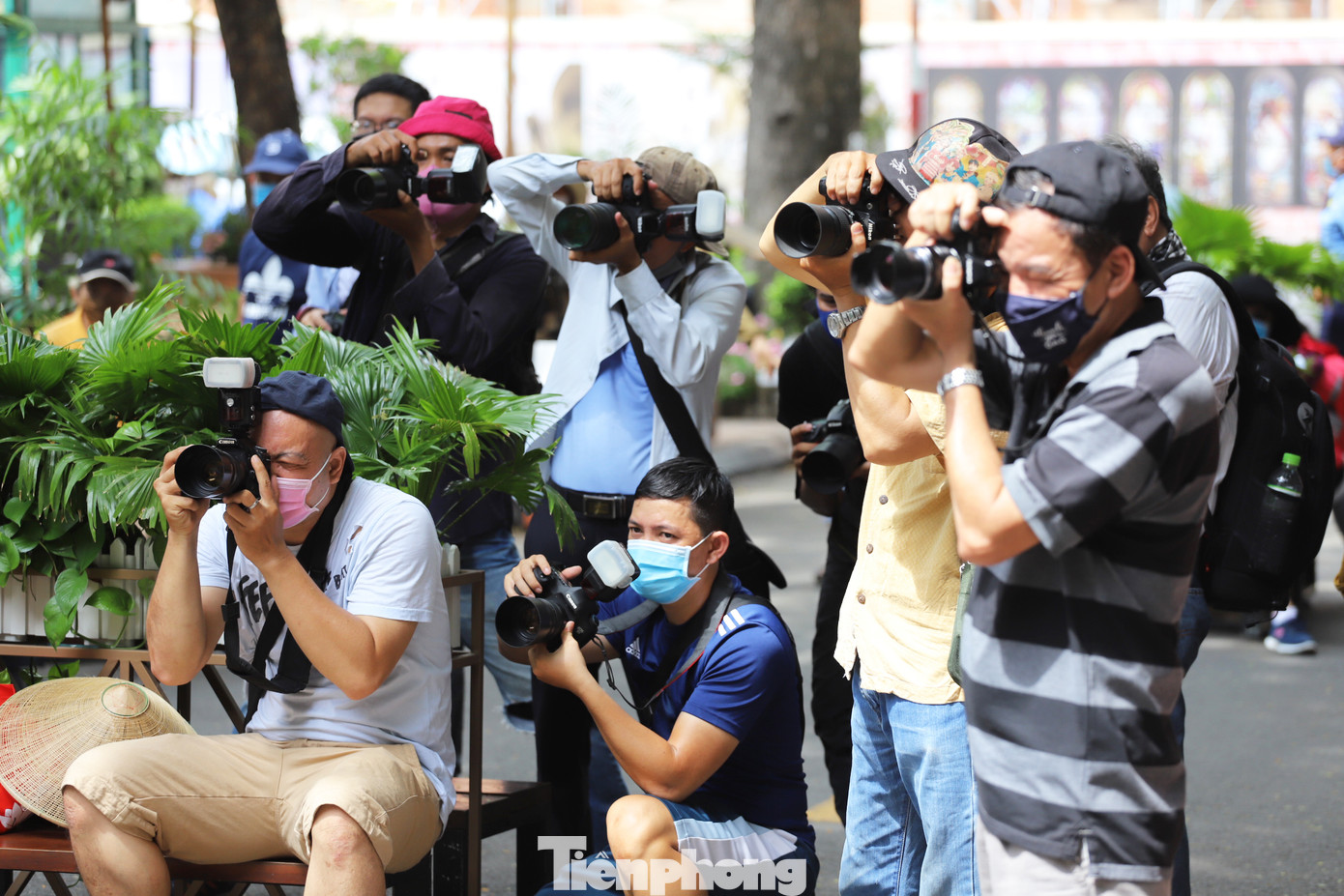 Sau gỡ bỏ giãn cách xã hội, người Sài Gòn dạo phố, chụp ảnh cuối tuần ảnh 17