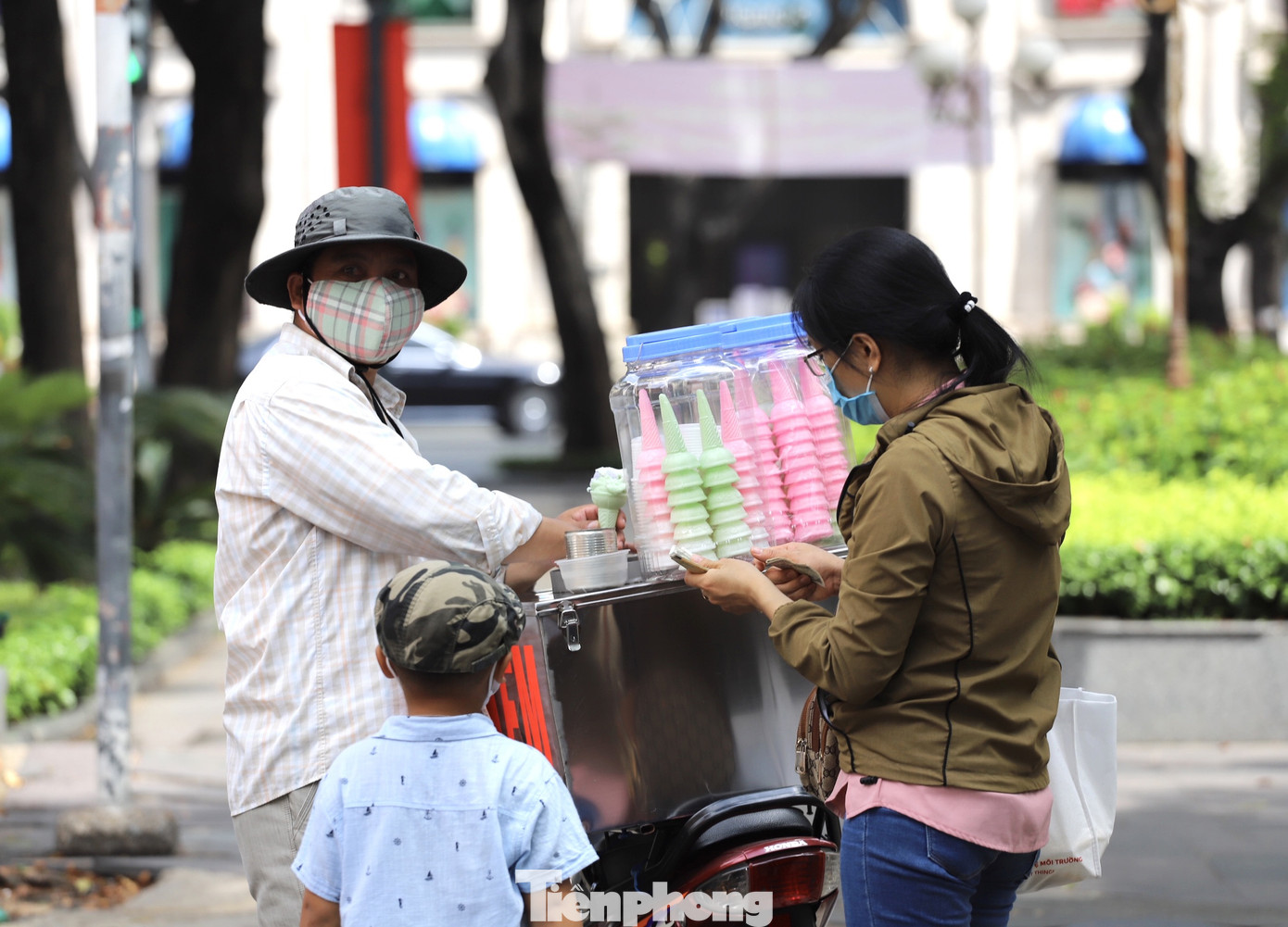 Sau gỡ bỏ giãn cách xã hội, người Sài Gòn dạo phố, chụp ảnh cuối tuần ảnh 14