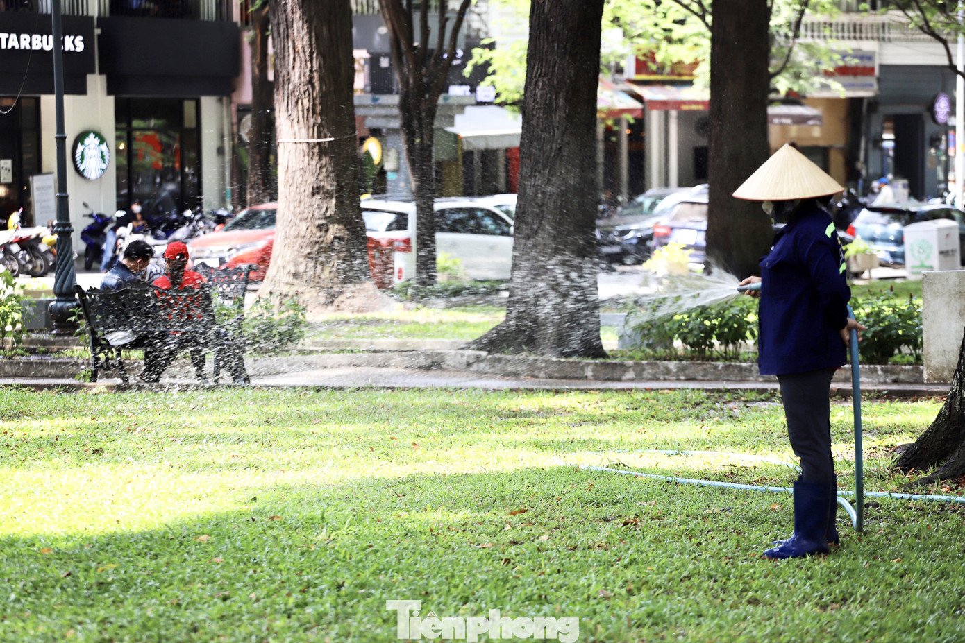 Sau gỡ bỏ giãn cách xã hội, người Sài Gòn dạo phố, chụp ảnh cuối tuần ảnh 6