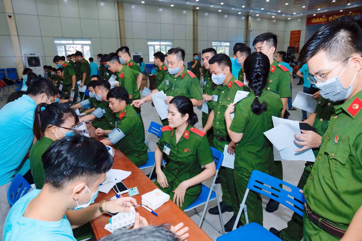 Hơn 1000 cảnh sát hiến máu cứu người ảnh 1