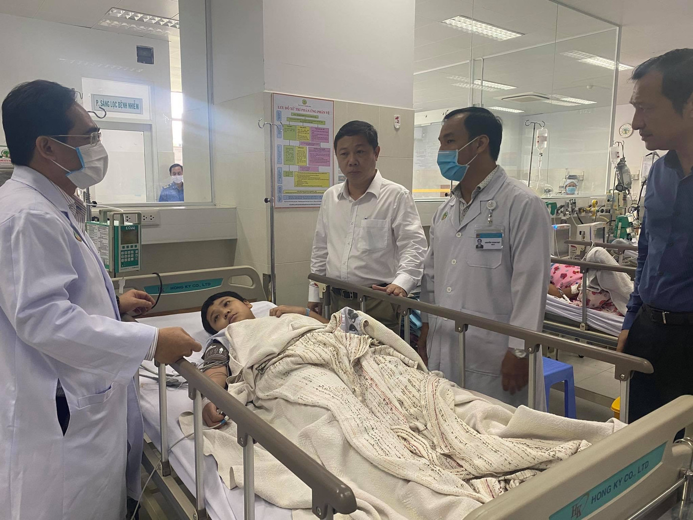 Công an vào cuộc điều tra vụ cây đổ đè 13 học sinh ảnh 1