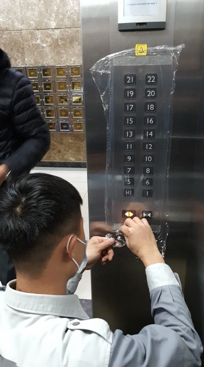 Chung cư Hà Nội thi nhau 'dùng chiêu' bọc nilon chống dịch corona ảnh 3