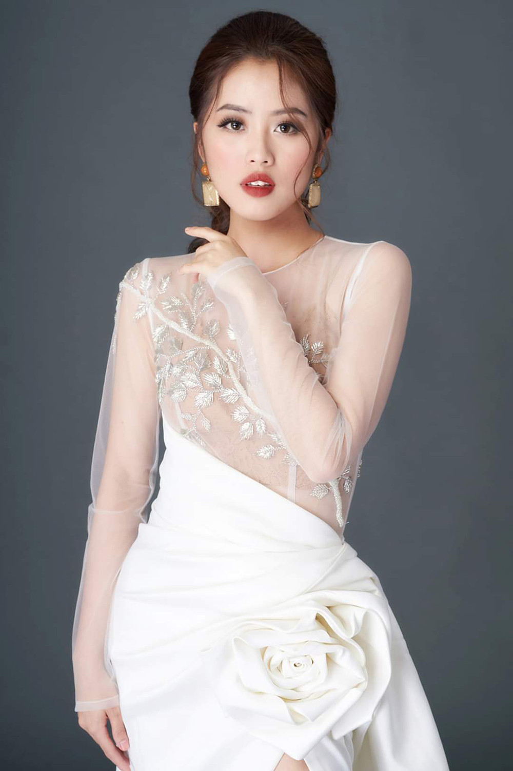 Biên tập viên truyền hình từng đăng ký hiến tạng dự thi Hoa hậu Việt Nam 2020 ảnh 9