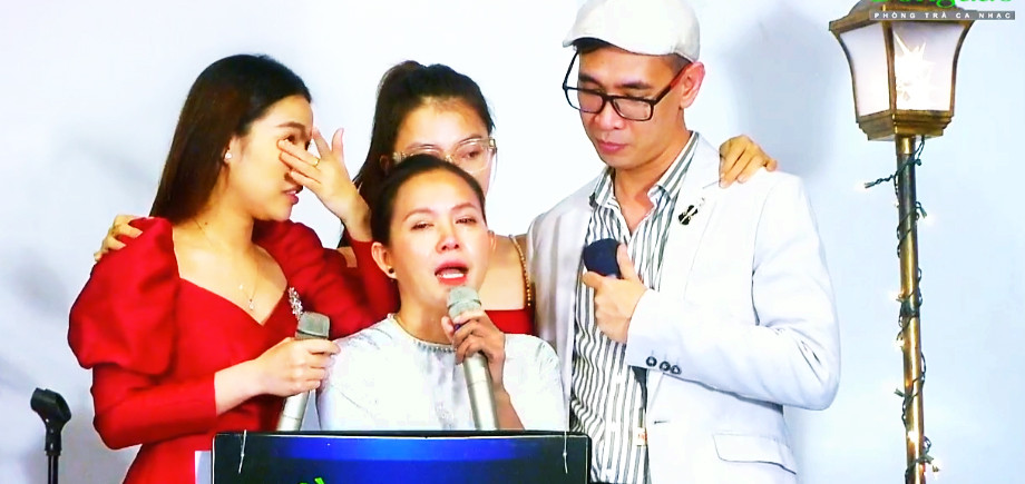 Ca sĩ phòng trà Sài Gòn đẫm lệ trên sân khấu không khán giả vì COVID-19 ảnh 3