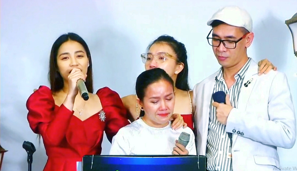 Ca sĩ phòng trà Sài Gòn đẫm lệ trên sân khấu không khán giả vì COVID-19 ảnh 6