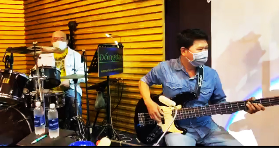 Ca sĩ phòng trà Sài Gòn đẫm lệ trên sân khấu không khán giả vì COVID-19 ảnh 5