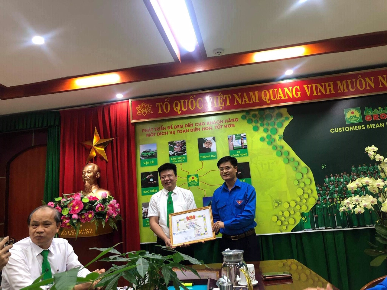 Trao bằng khen cho tài xế cứu sống cô gái nhảy cầu tự vẫn ảnh 2