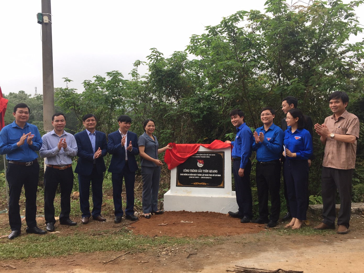 Chính quyền, nhân dân địa phương vui mừng khi cây cầu được đưa vào sử dụng Khánh thành cầu mới giúp hàng trăm trẻ đến trường mùa mưa lũ ảnh 4