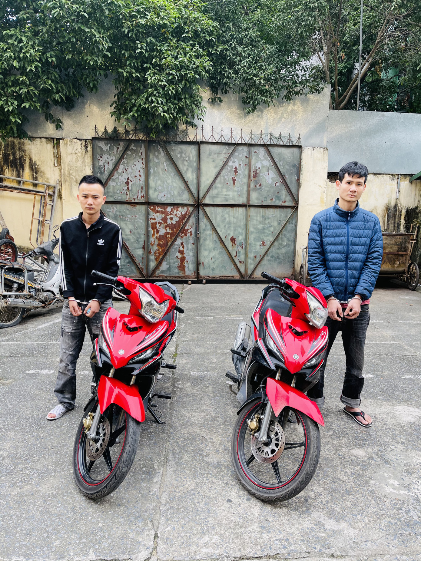 Nổ nhiều phát súng vào nhà dân để 'dằn mặt' ảnh 2