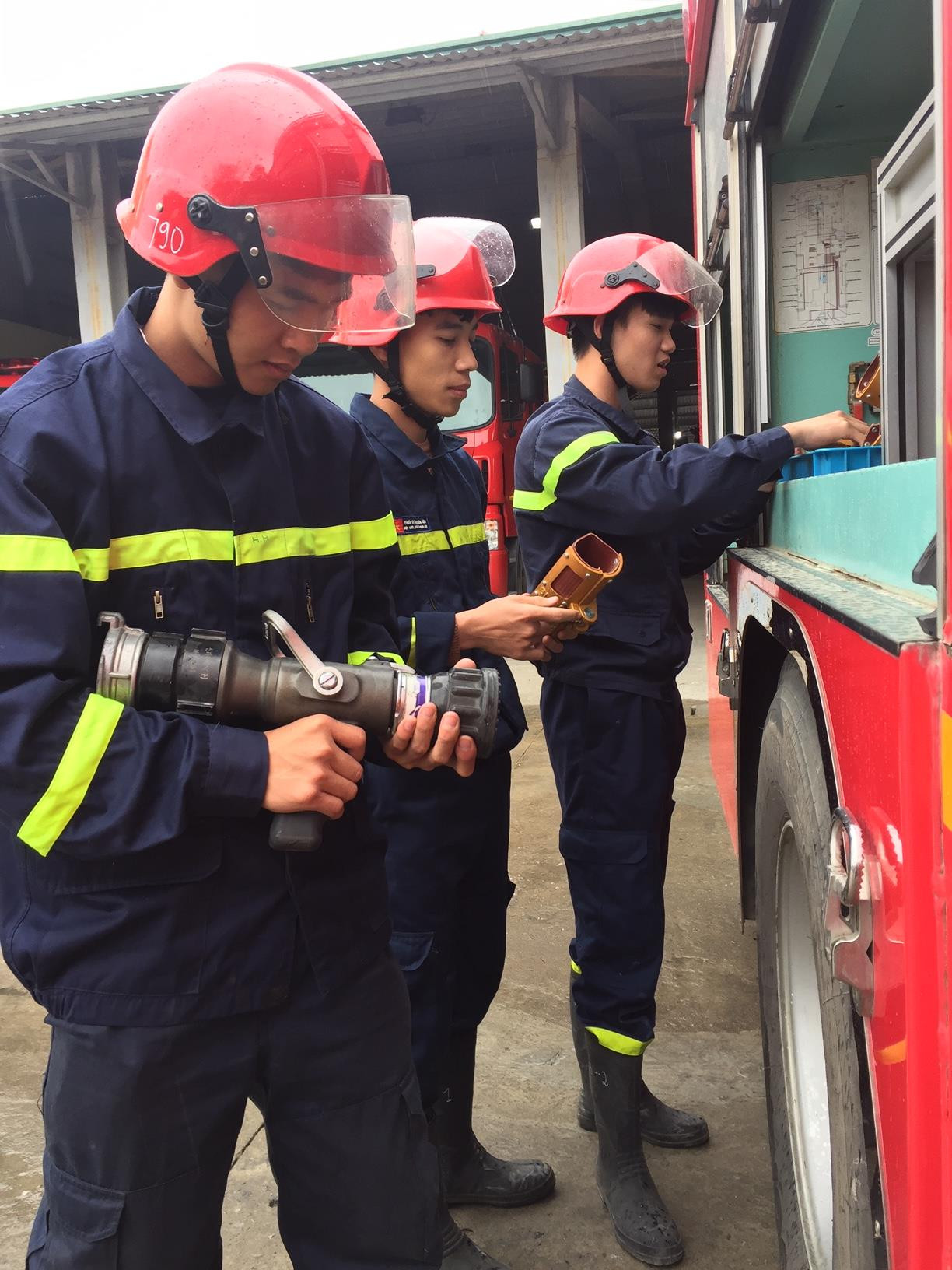 Chiến sĩ trẻ nhường bình dưỡng khí cứu người trong đám cháy ảnh 6