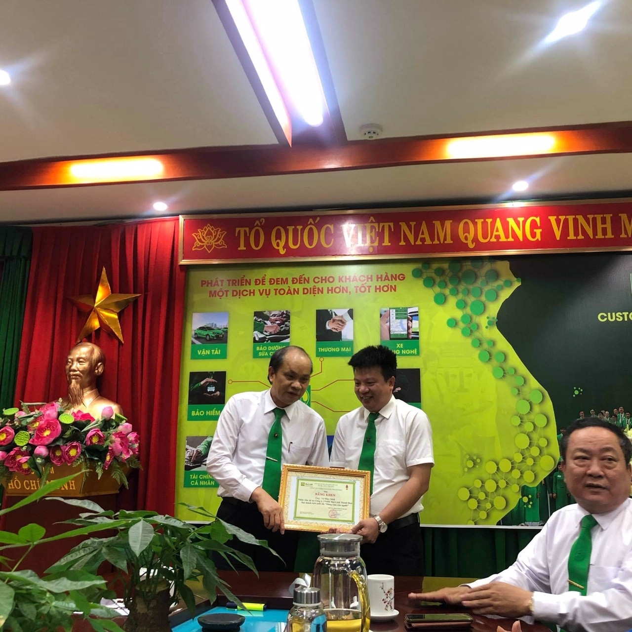 Trao bằng khen cho tài xế cứu sống cô gái nhảy cầu tự vẫn ảnh 3