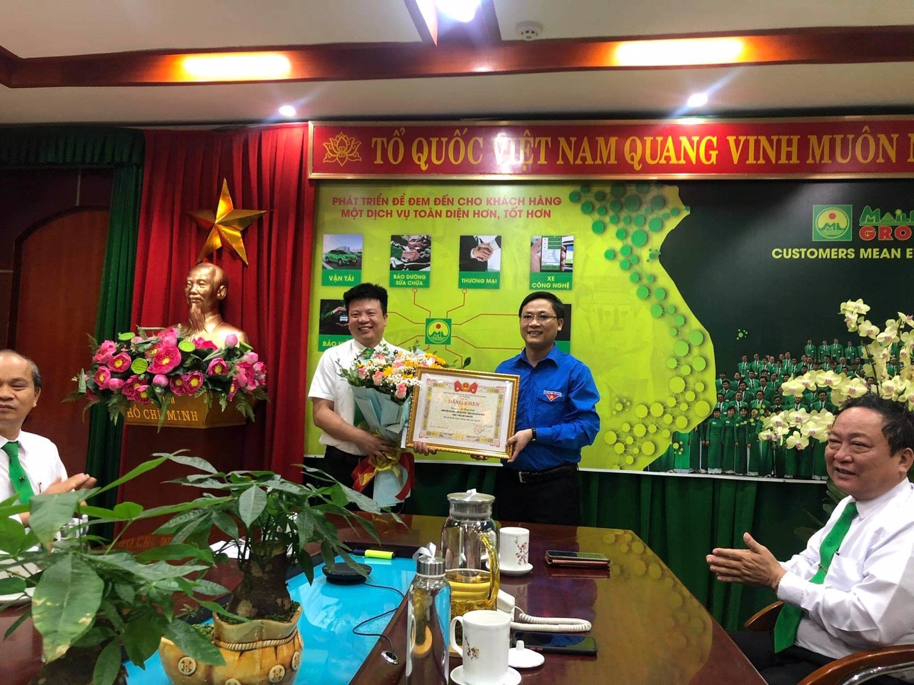 Trao bằng khen cho tài xế cứu sống cô gái nhảy cầu tự vẫn ảnh 1