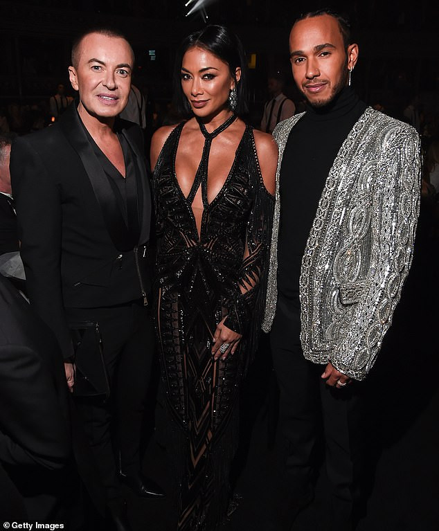 Nữ giám khảo X-Factor diện đầm xẻ sâu hun hút, khoe vòng một ‘bốc lửa’ ảnh 1