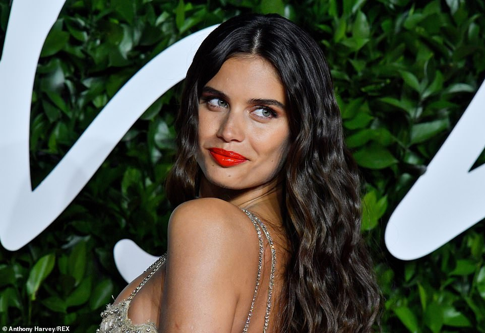 Dàn thiên thần Victoria’s Secret quyến rũ khó cưỡng trên thảm đỏ BFA ảnh 6