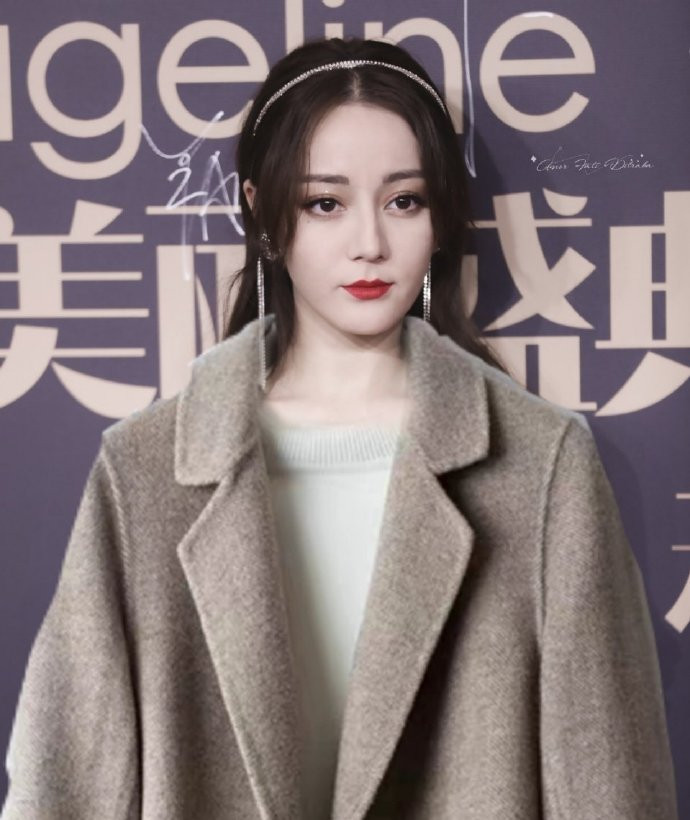 Dân mạng thi nhau gắn đuôi, mặc áo cho Địch Lệ Nhiệt Ba vì ‘hở bạo’ ảnh 12