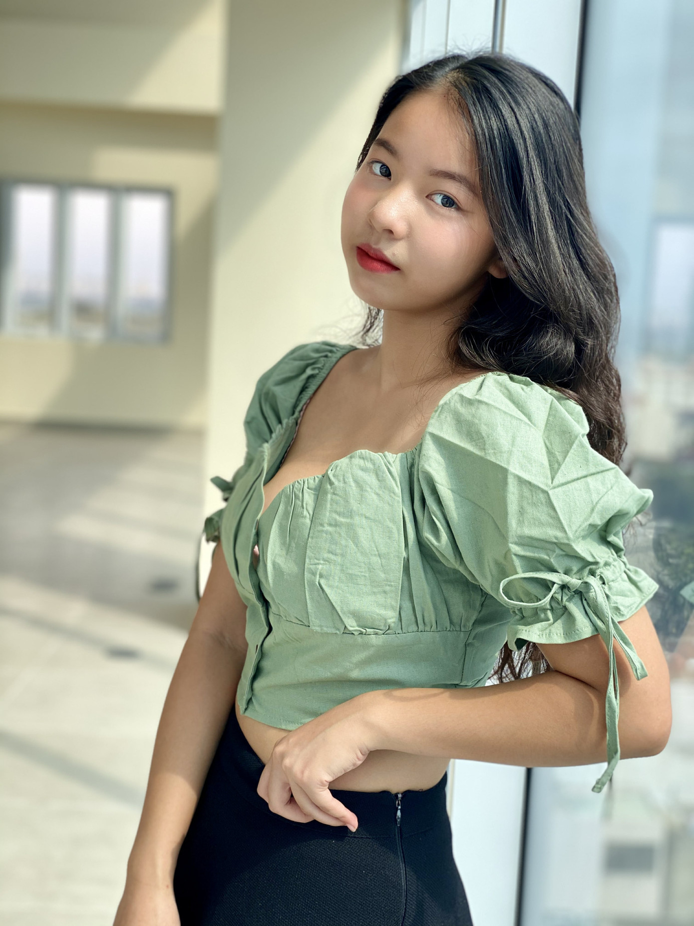 Nữ sinh viên 15 tuổi trở thành YouTuber đầu tiên đưa thể loại vlog lên sóng truyền hình ảnh 2