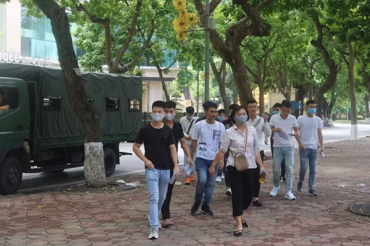 Sĩ tử Hà Nội “check-in” an toàn phòng dịch tại địa điểm thi tốt nghiệp THPT Quốc gia ảnh 1